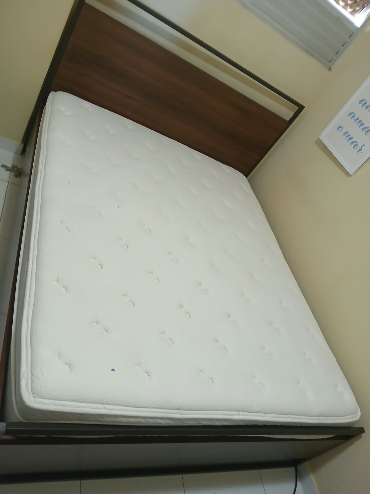 Colchão de casal branco depois da higienização