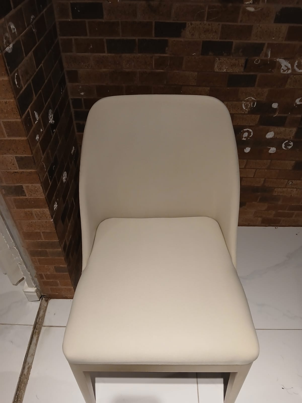 Cadeira creme limpa depois da higienização
