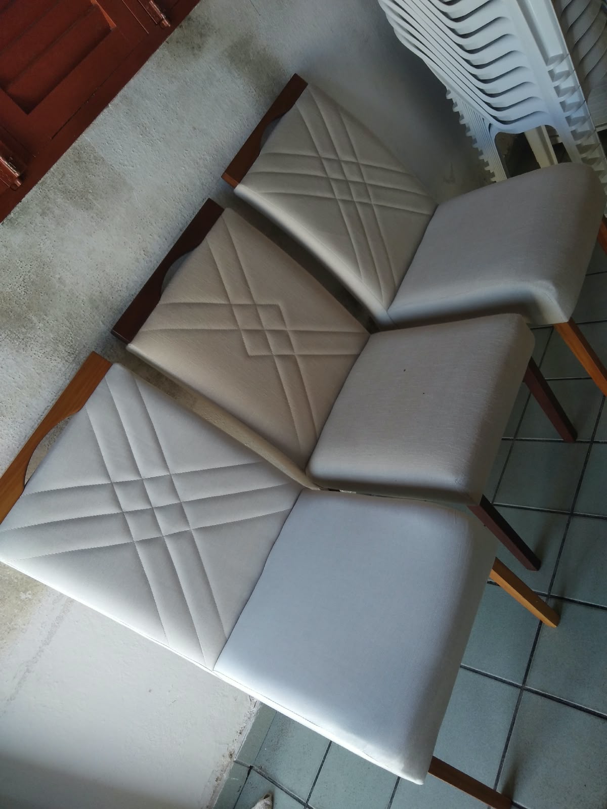 Três cadeiras de jantar limpas depois da higienização