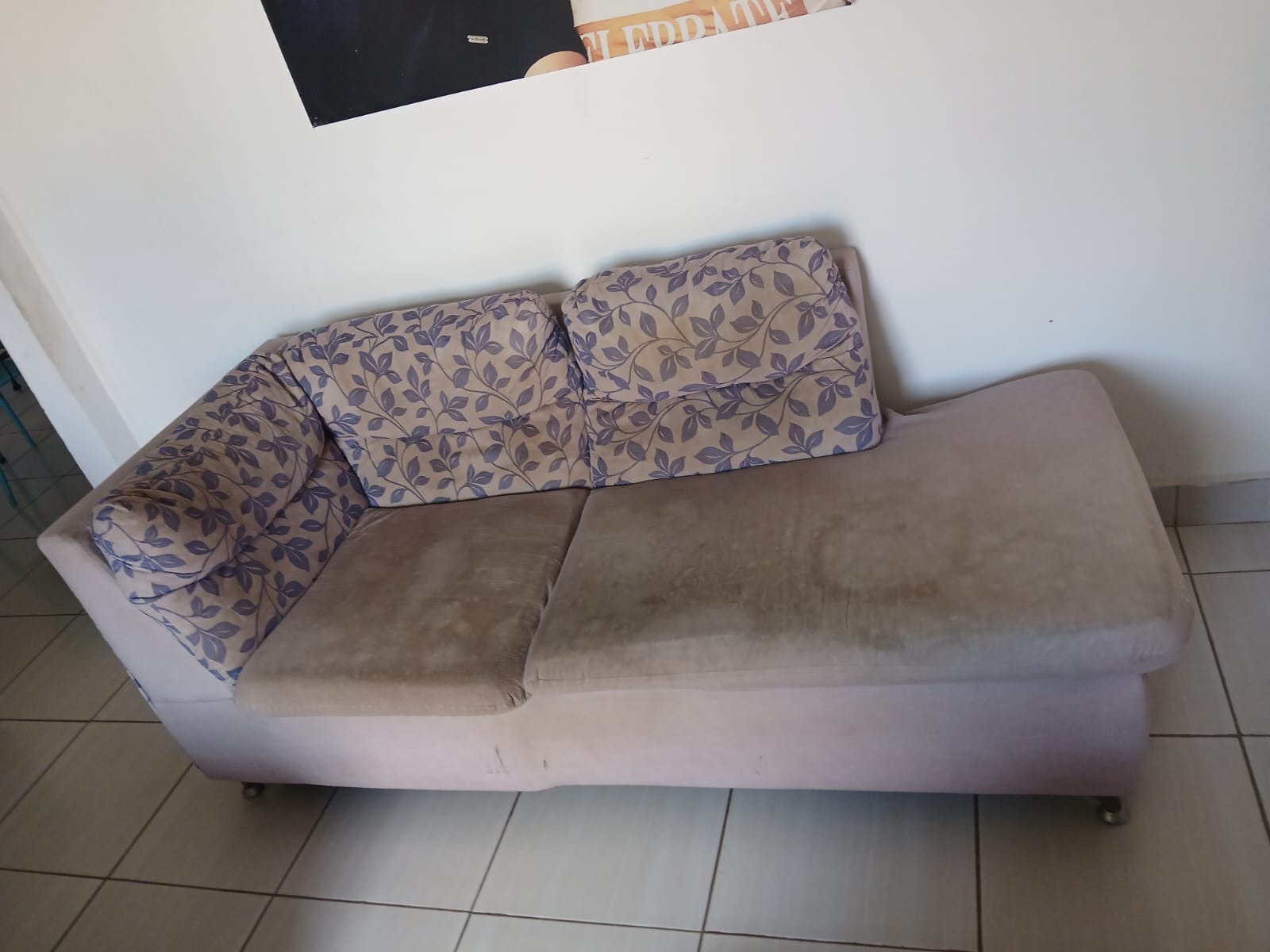 Chaise com assento encardido antes da higienização