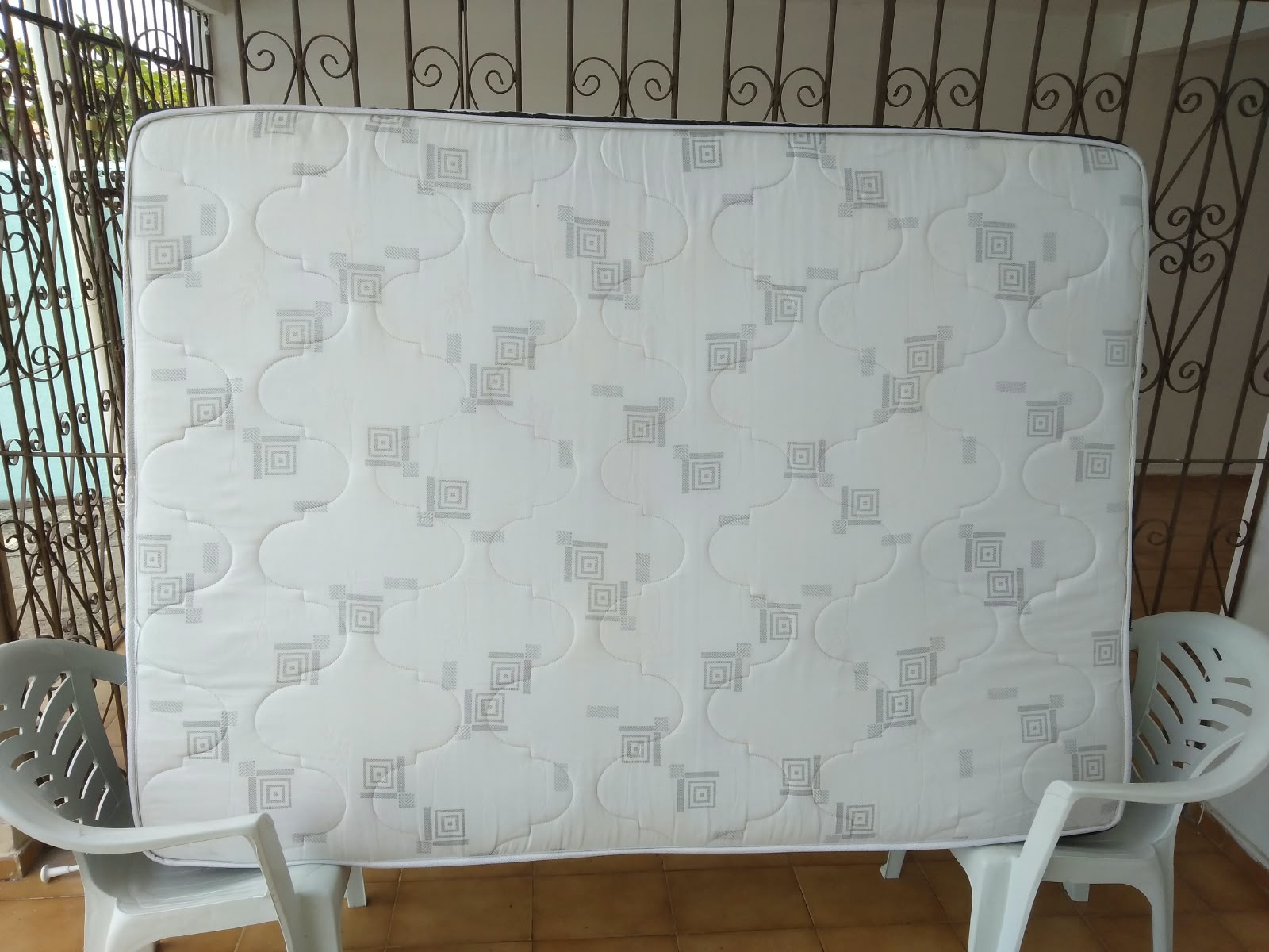 Colchão de casal branco depois da higienização
