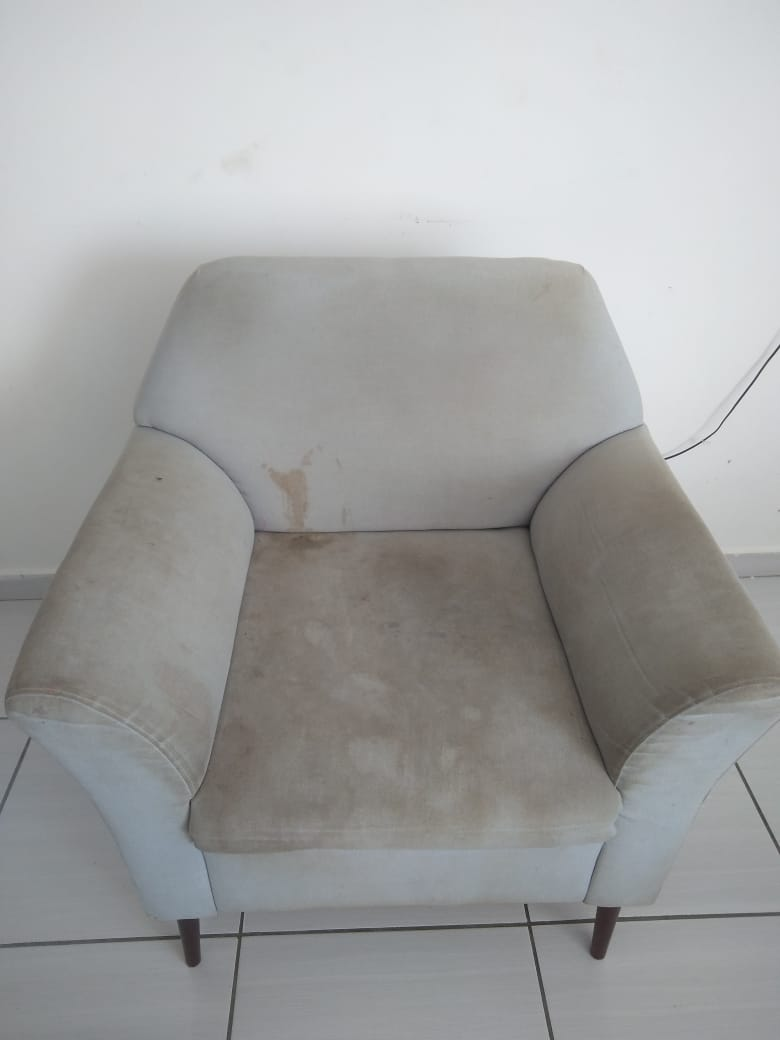 Poltrona cinza manchada antes da higienização