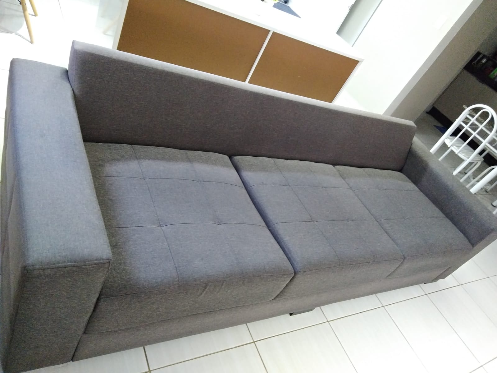 Sofá de 3 lugares limpo depois da higienização