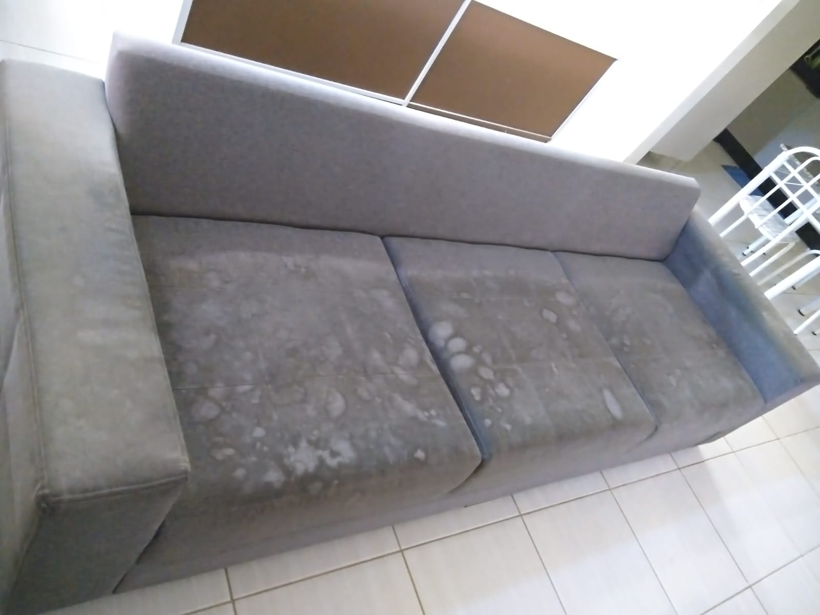 Sofá de 3 lugares com mofo antes da higienização