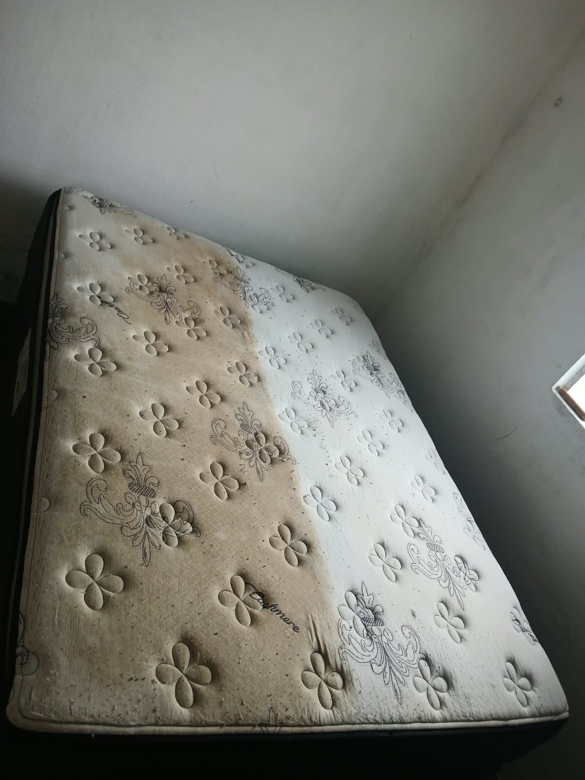 Colchão de casal com metade da superfície já higienizada