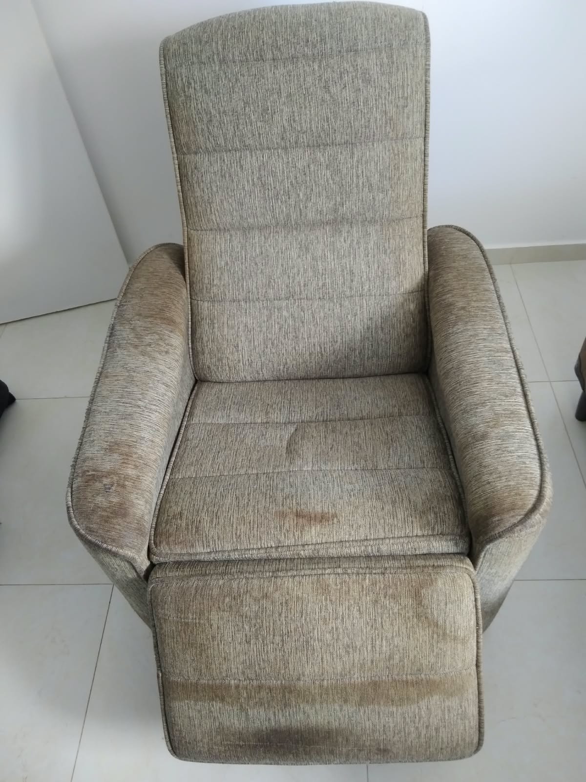Poltrona reclinável encardida antes da higienização